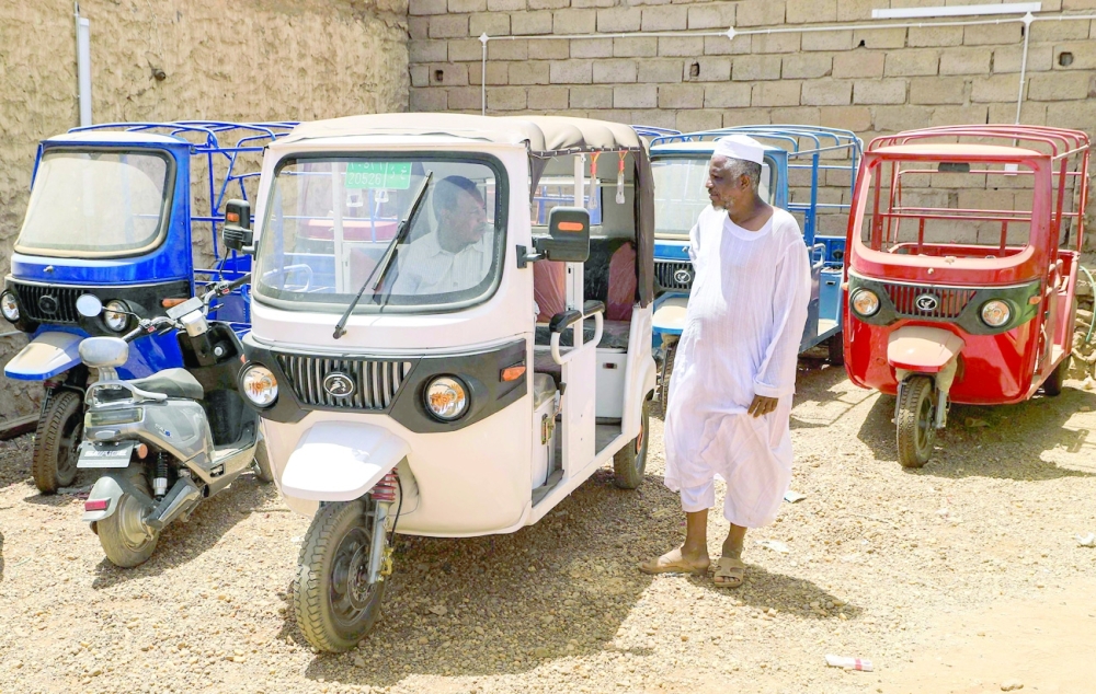 توك توك كهربائي ينافس العربات العاملة بالوقود في السودان