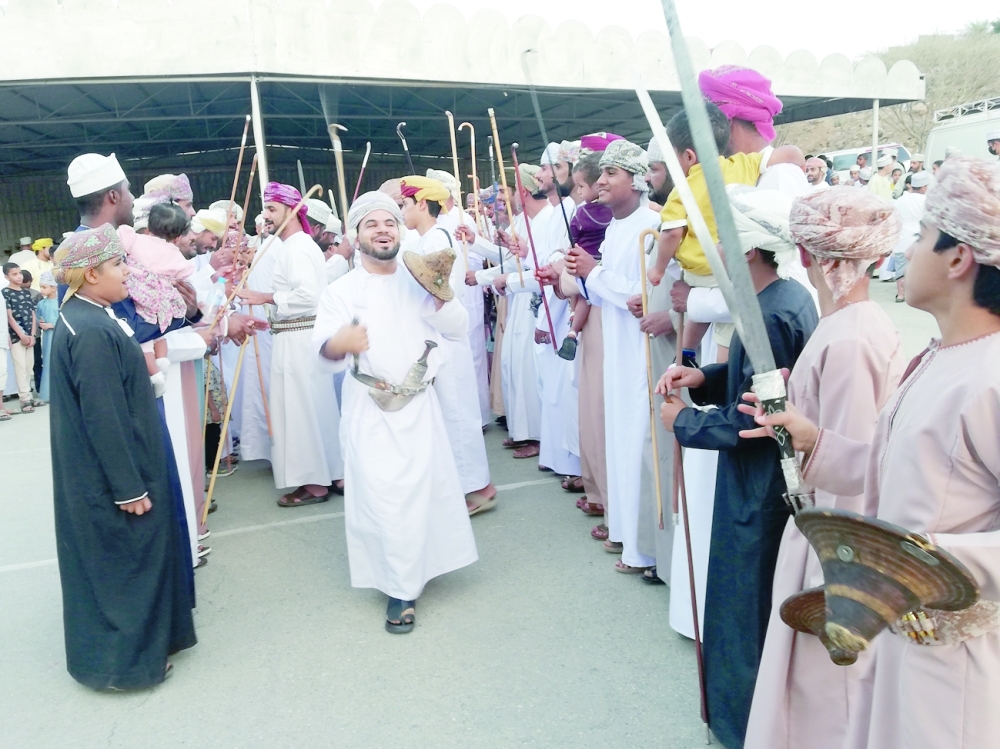 الحمراء تواصل احتفالاتها بالرزحة والعيود