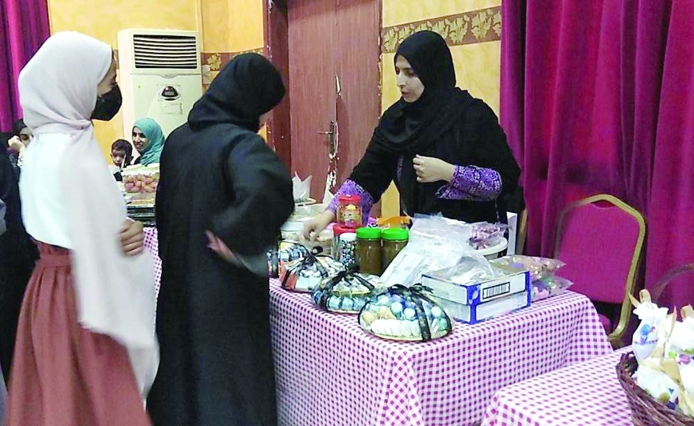 معرض تسويقي للأسر المنتجة بالحمراء