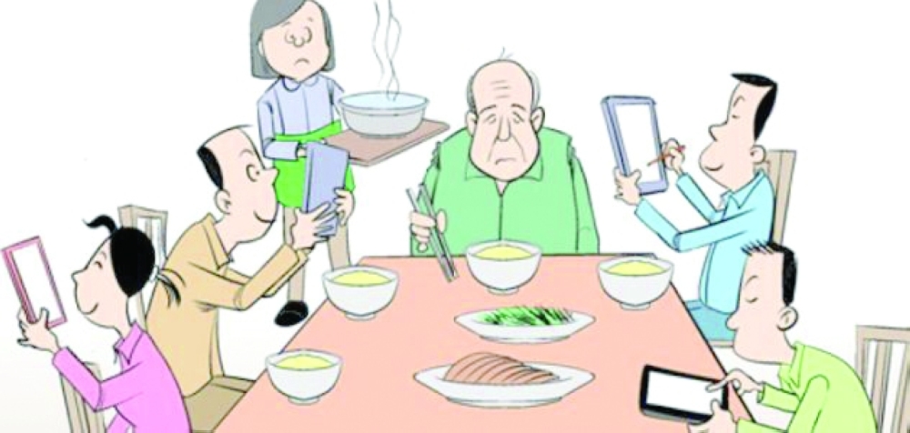 عالم افتراضي أفسد علاقات أسرية وزاد الفجوة الاجتماعية