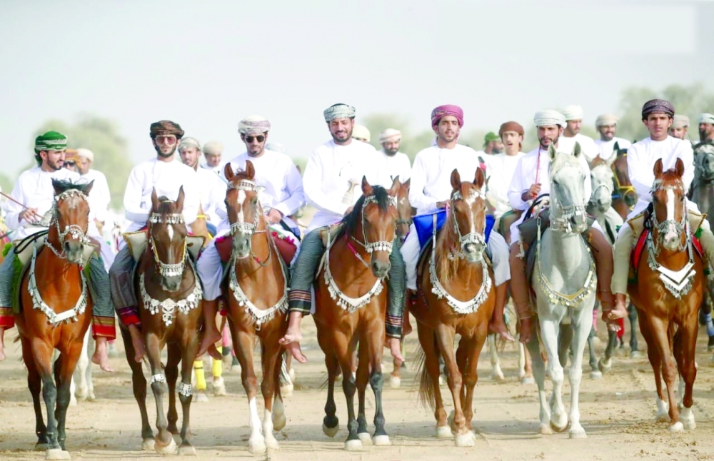 حضور وتفاعل جماهيري مع الاحتفالات الشعبية وسباق الخيل بجعلان بني بو حسن وبوعلي