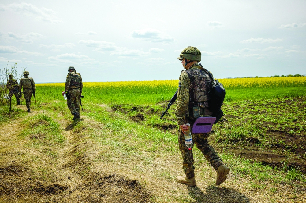 روسيا تتهم الغرب بإطالة أمد الحرب.. وزيلينسكي يطلق منصة عالمية لجمع الأموال