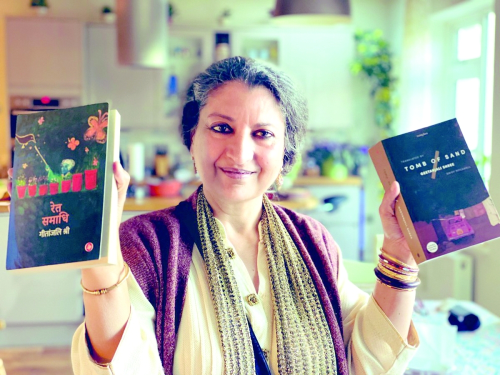 كاتبة هندية تفوز بجائزة
«بوكر» الدولية عن روايتها «قبر الرمال»