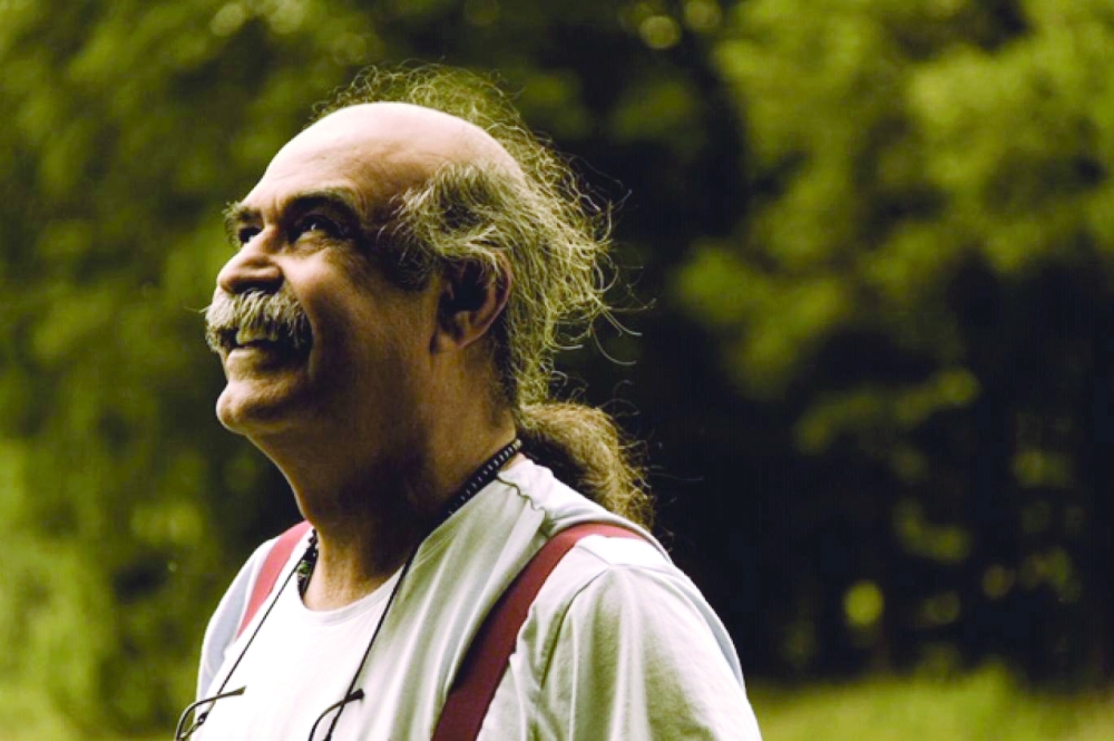 يمشي مخفورا بكتاب ليس كأيِّ كتاب: هكذا تكلَّم قاسم حدَّاد في “دخان البراكين” (3 من 4)