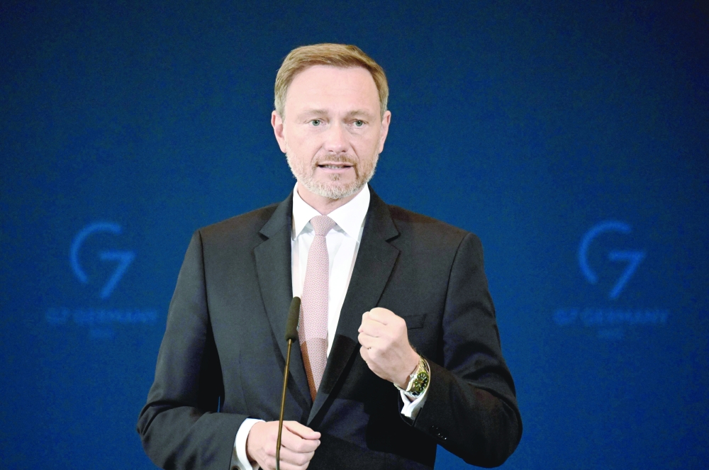 يعتبر تحولا كبيرا في سياسة برلين “العسكرية” منذ انتهاء الحرب الباردة
ألمانيا ترصد مائة مليار يورو لتحديث جيشها لمواجهة التهديد الروسي