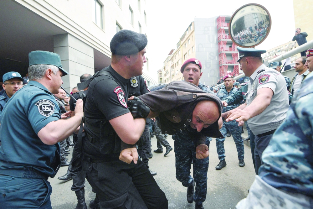 صدامات بين متظاهرين مناهضين للحكومة والشرطة في أرمينيا