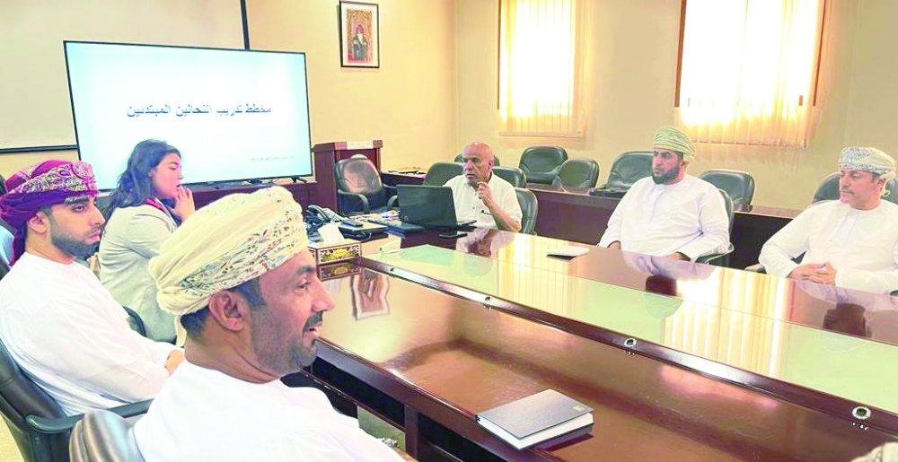 تطوير خبرات ومهارات مربي نحل العسل بالداخلية