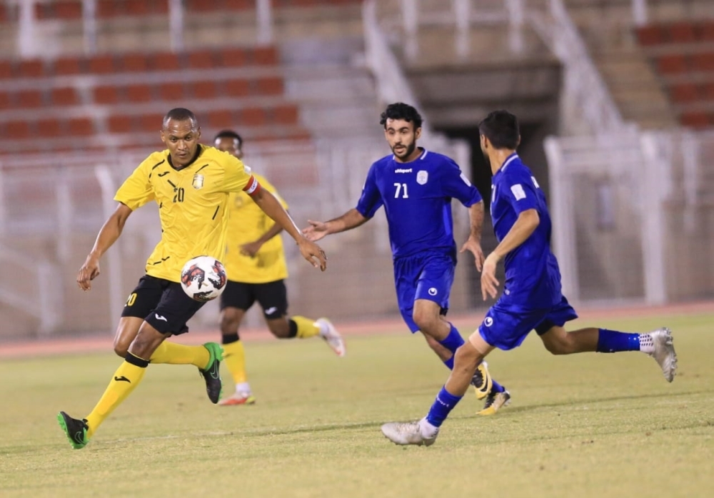 نزوى يُنهي عقود المحترفين وجلسة لتقييم مشاركة الفريق الكروي