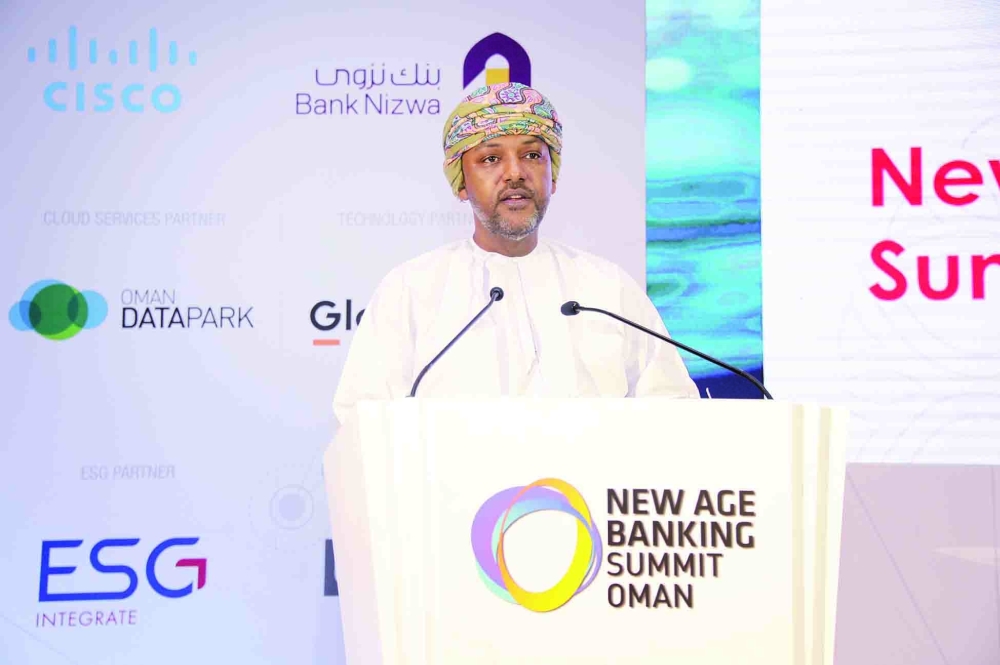 طاهر العمري: «المركزي العماني» ملتزم بتحديث القطاع والعمل جارٍ على العملة الرقمية