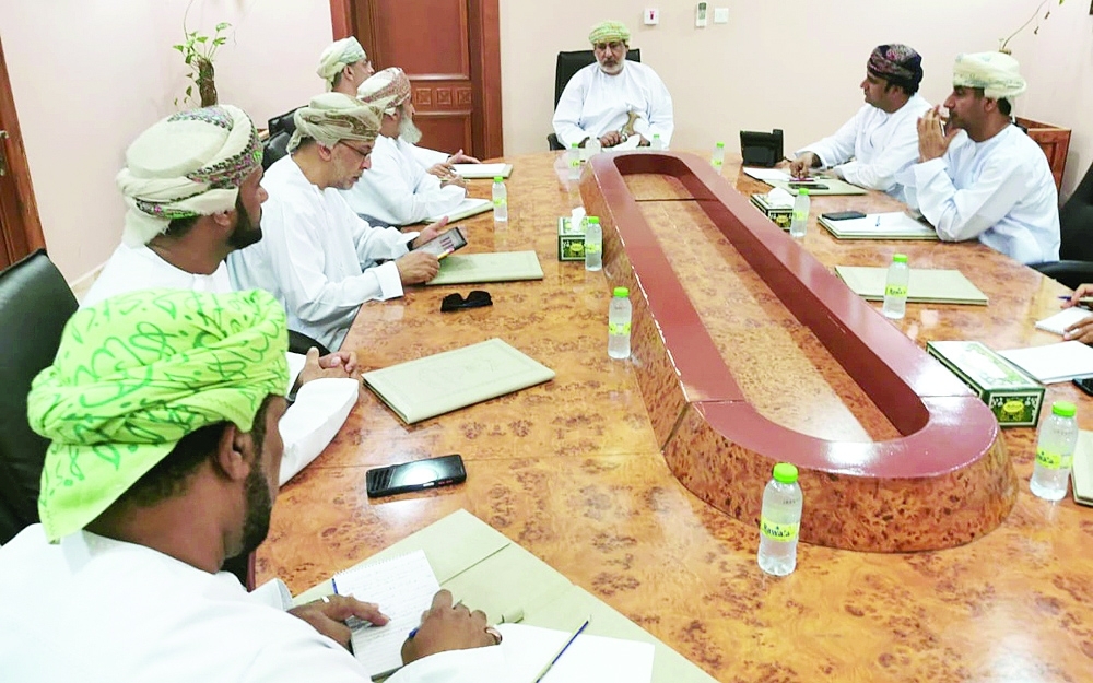 مناقشة تعمين المهن في سوق مطرح