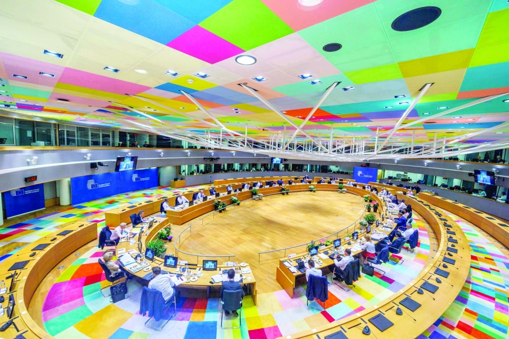 موسكو تدعو الغرب التحرّك لحل أزمة الغذاء و قادة اوروبا يلتزمون الحذر تجاه الغاز
القوات الروسية تكثف هجومها في دونباس وكييف ترصد 15 جريمة حرب محتملة”