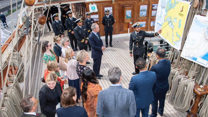 Shabab Oman II receives guests during UK tour