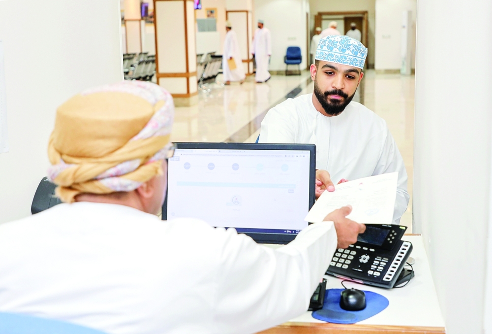 «العمل» تبدأ تطبيق تخفيض رسوم إصدار وتجديد تراخيص استقدام القوى العاملة غير العمانية