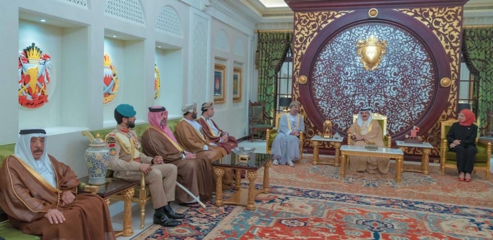 ملك البحرين يستقبل رئيس مجلس الشورى