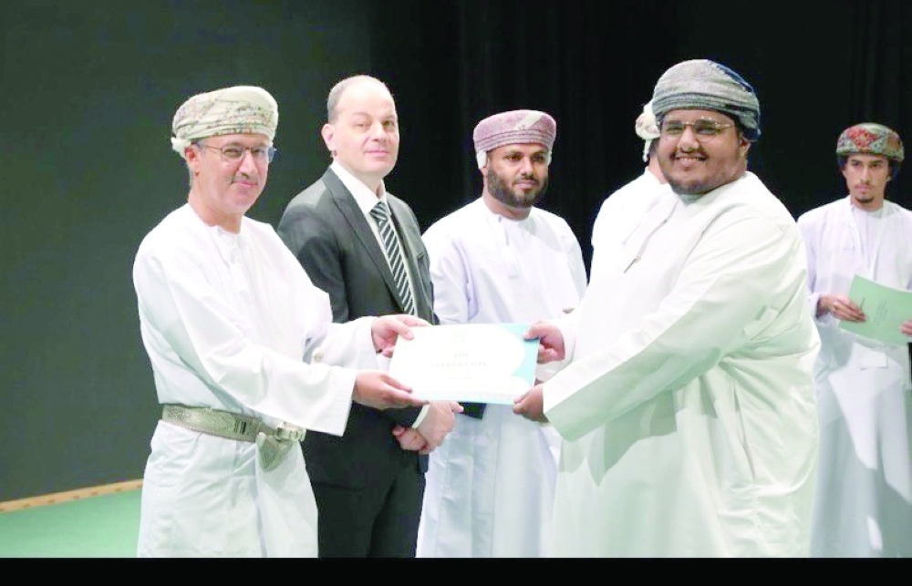 جامعة ظفار تكرم طلابها في احتفالية يوم الطالب