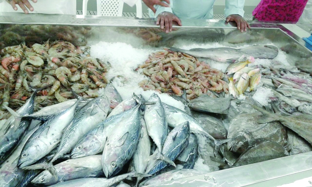 توعية الباعة في سوق الأسماك والخضراوات والفواكه بمطرح بالممارسات الصحية