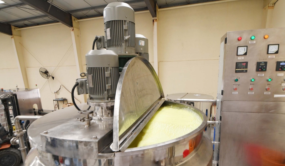 أحمد المعشني: عملي كوكيل لشركة دولية في مجال المنظفات قادني لإنشاء مصنعي الخاص