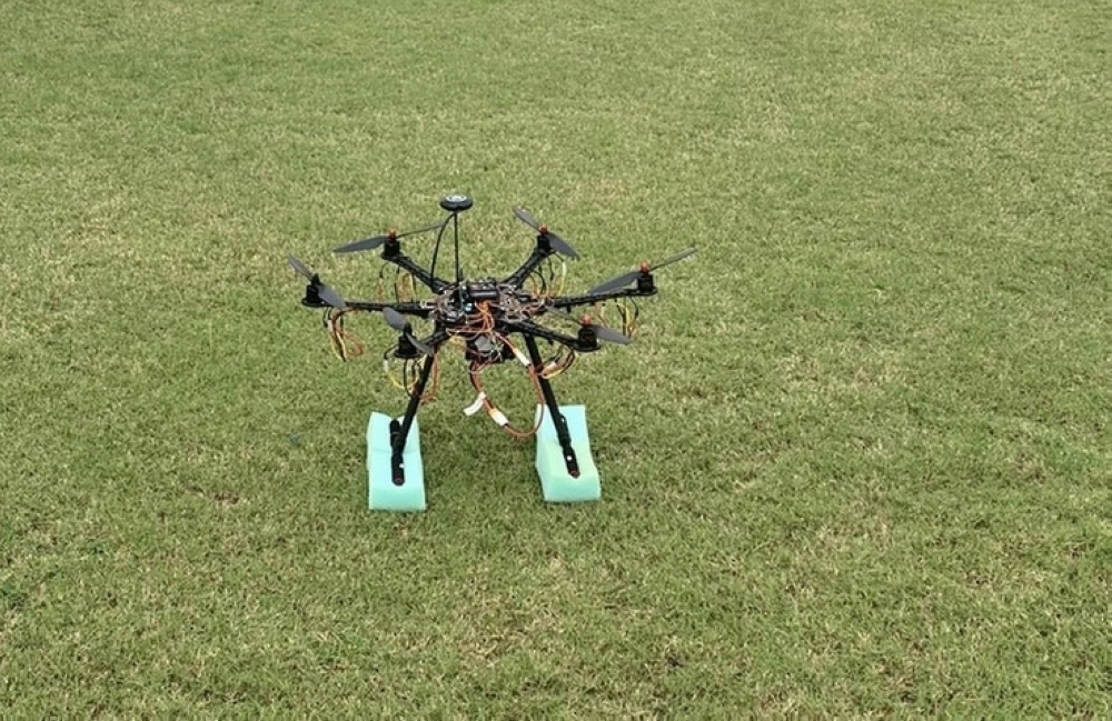 طلبة عُمانيون يطورون «درون» لتعقيم الأماكن العامة وتخطيط المدن