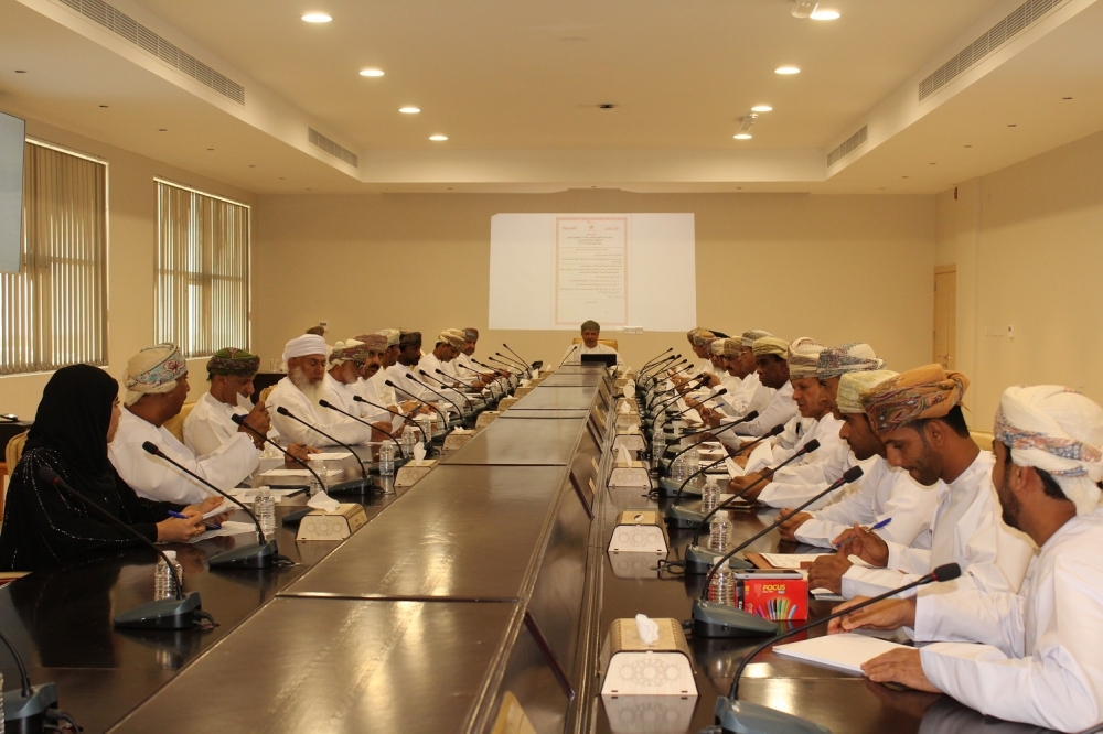 استعراض مخاطر التوصيلات الكهربائية ومواقع نقل الردميات بجنوب الباطنة