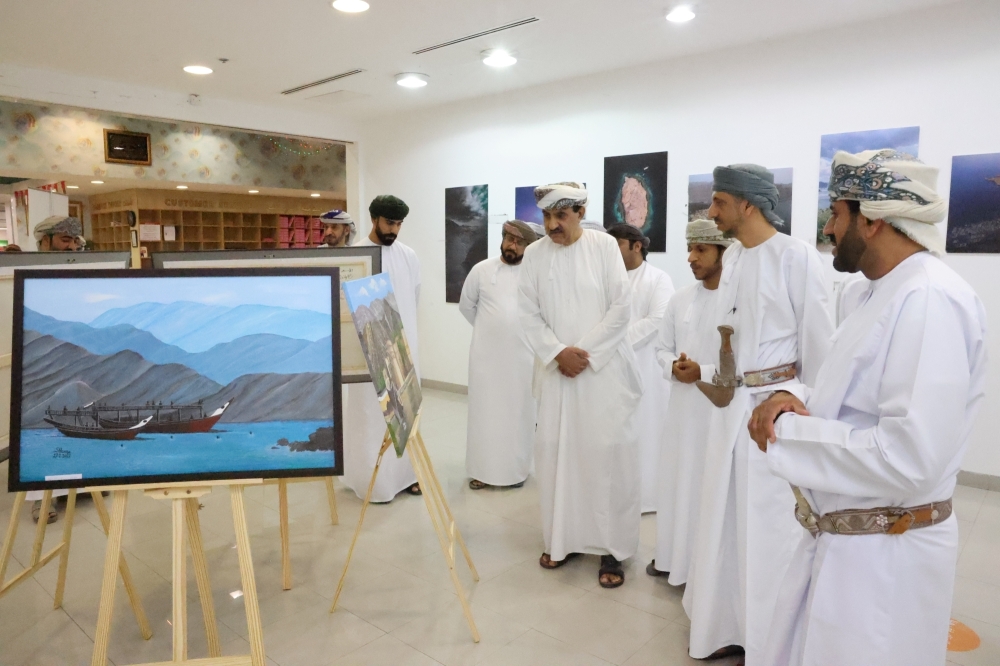 معرض فني يترجم جمال الطبيعة والموروثات في لوحات وصور فنية