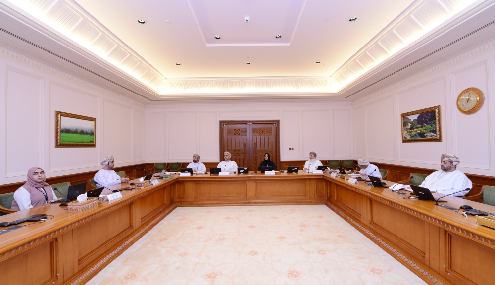 (الدولة) و (تنظيم الخدمات العامة) يناقشان الأطر التنظيمية للسيارات الكهربائية