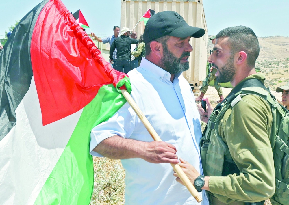 المستوطنون يواصلون انتهاك حرمات المسجد الأقصى تحت حماية قوات الاحتلال