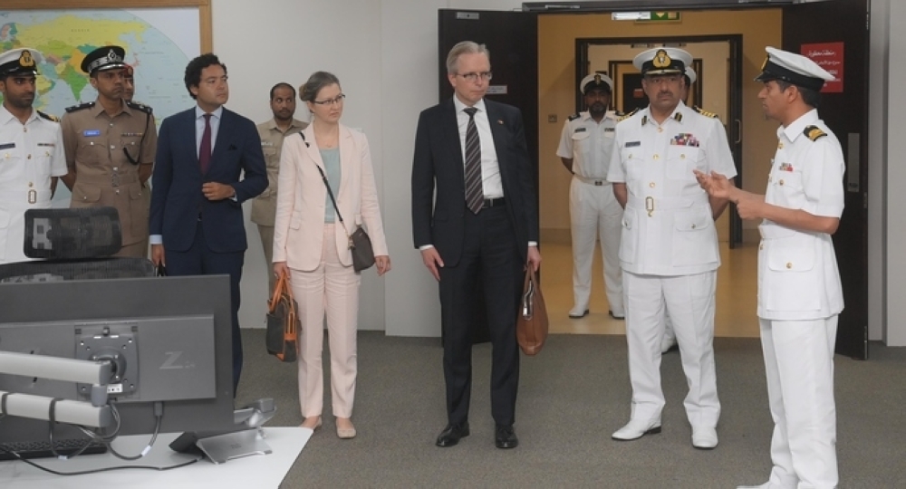 مسؤول بالاتحاد الأوروبي يزور مركز الأمن البحري