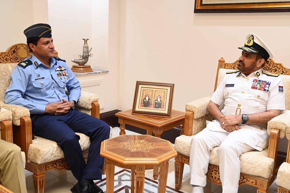 رئيس الأركان يستقبل وفد جامعة الدفاع الباكستانية