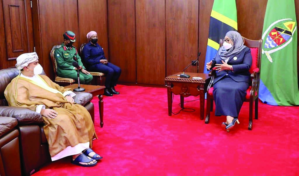 سفير سلطنة عُمان لدى تنزانيا يقدم أوراق اعتماده