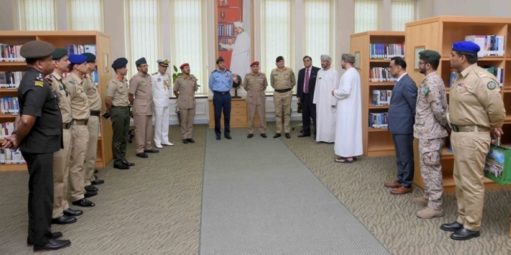 وفد عسكري باكستاني يطلع على مرافق كلية الدفاع الوطني