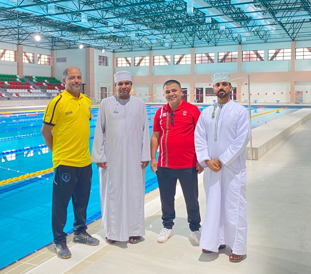 23 مشاركا في انطلاق دورة حكام السباحة بنزوى