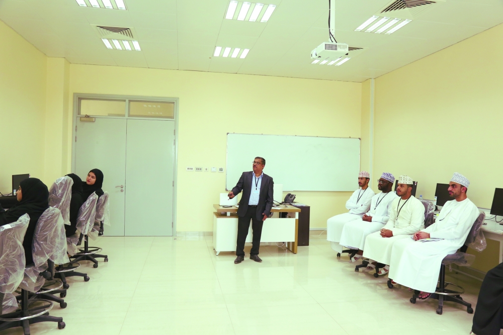 برنامج حول تطبيقات الثورة الصناعية الرابعة بجامعة التقنية في صحار