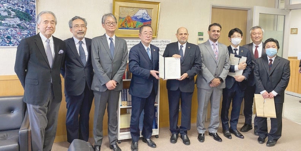مركز «جامعة طوكيو» يتسلم مجموعة من المطبوعات العُمانية