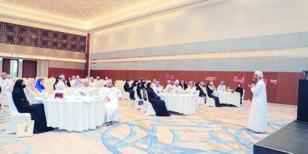 مناقشة تصميم هوية مركز الشباب وأنشطته الاتصالية