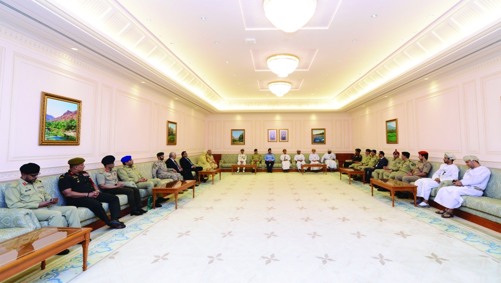 وفد كلية الدفاع الباكستانية يتعرف على أدوار مجلسي الدولة والشورى