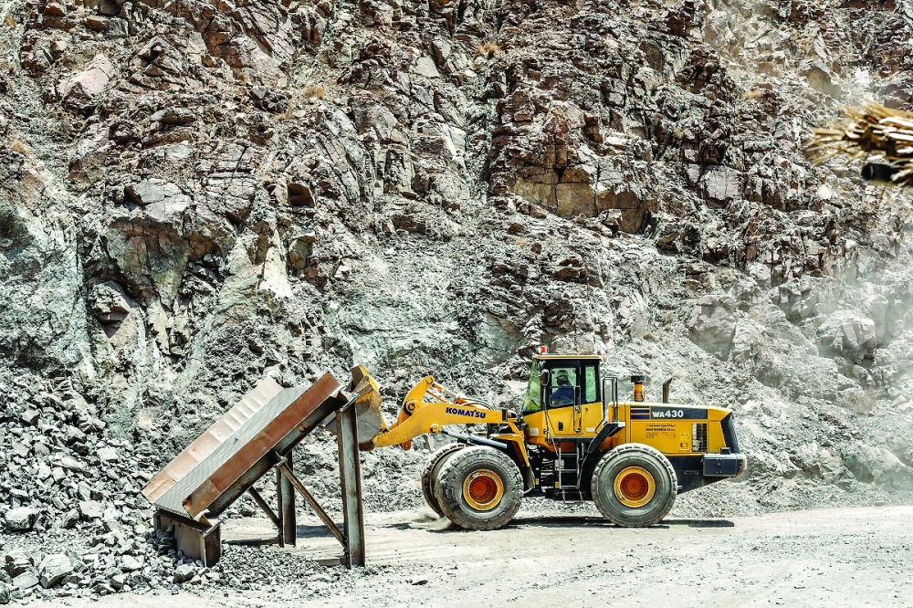 اتفاقية جديدة للاستشكاف والتنقيب عن خام الكروم في شمال الباطنة والبريمي