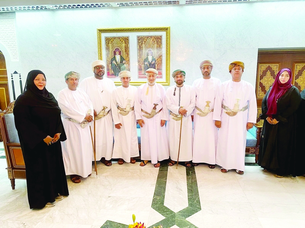 محافظ ظفار يستقبل أعضاء الجمعية العمانية للكٌتاب والأدباء