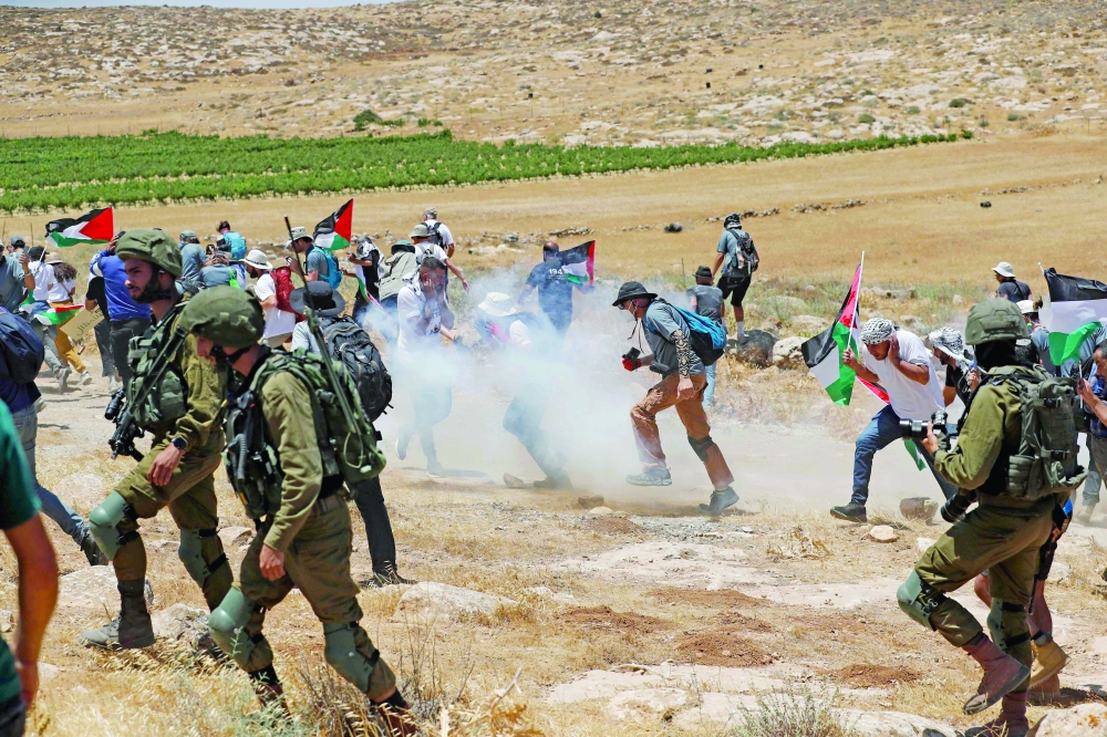 عشرات الإصابات بالرصاص والاختناق خلال قمع الاحتلال لمظاهرات في الضفة الغربية