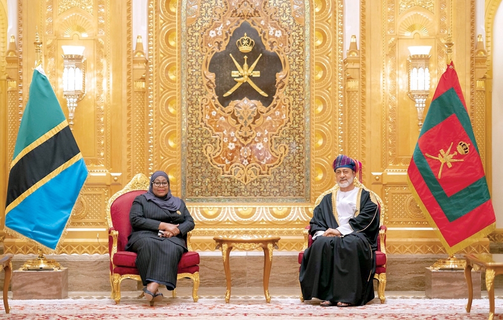 جلالة السلطان ورئيسة تنزانيا يستعرضان العلاقات الثنائية وسبل تطويرها