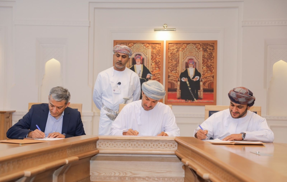 التوقيع على برنامج تعاون لتصميم وتصنيع أشباه الموصلات