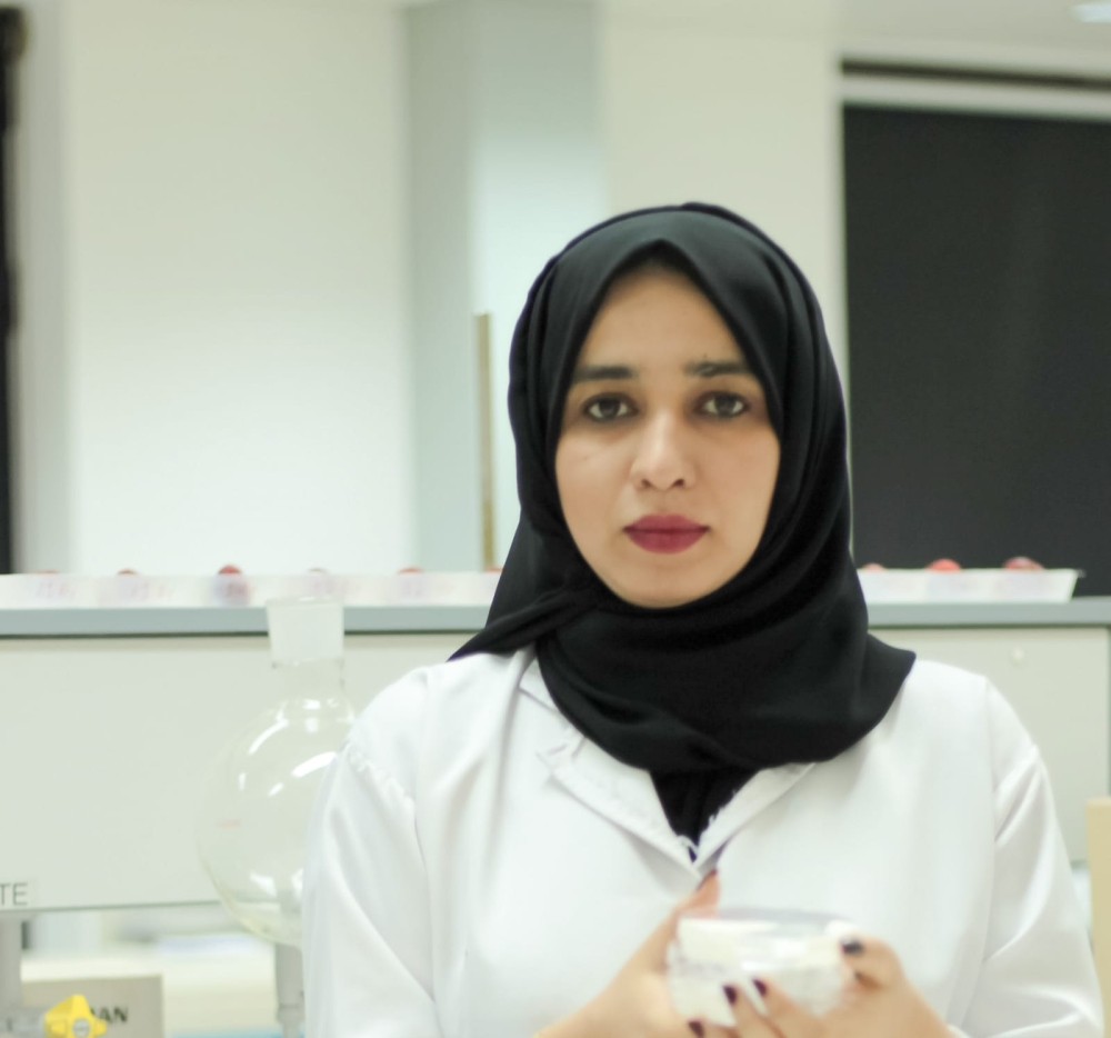 عمانية تبتكر أسفنجة من مخلفات النباتات المحلية تفصل النفط عن الماء