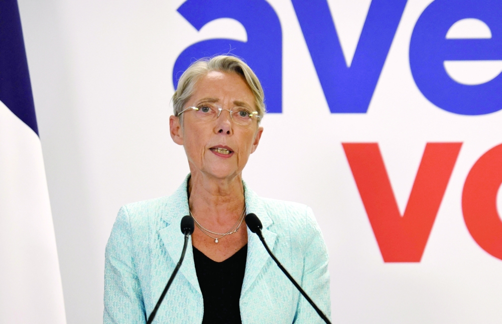 أسبوع حاسم لماكرون .. و”تحالف “معًا” لم ينتصر بعد
رئيسة الوزراء : لدينا حرب على أبواب أوروبا وفرنسا بحاجة للأغلبية