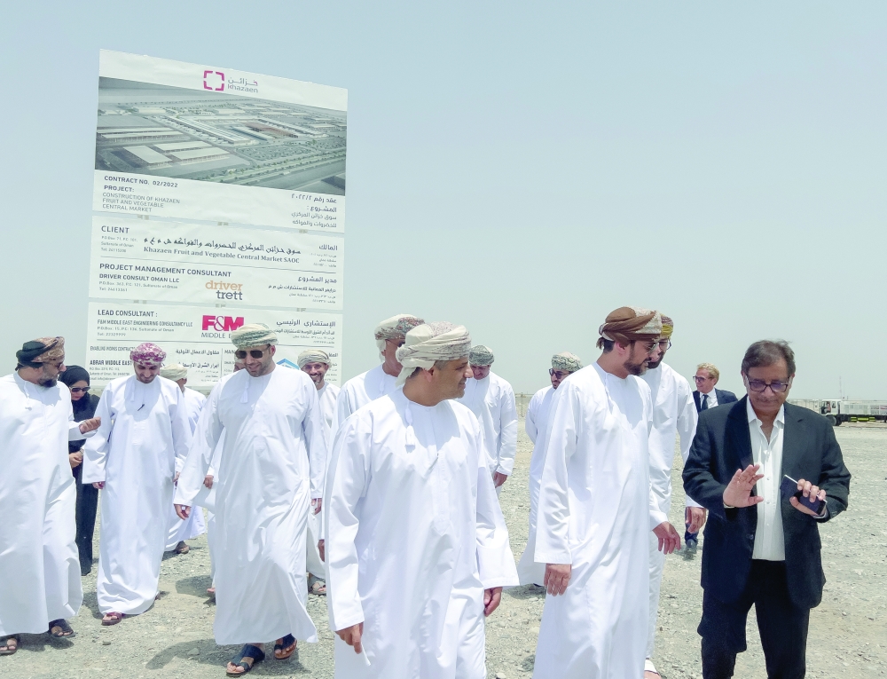 الإطلاع على سير الأعمال في سوق خزائن المركزي للخضروات والفواكه