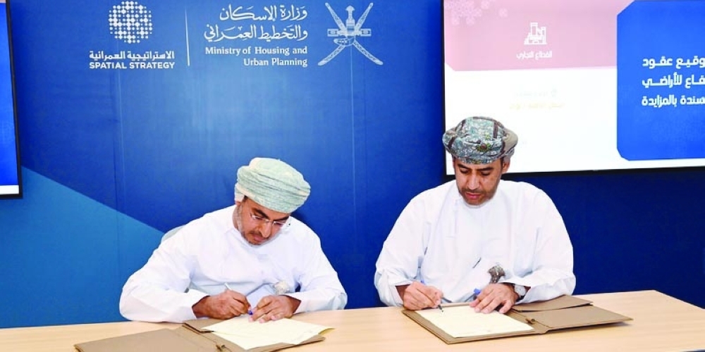 «الإسكان» توقع 7عقود انتفاع بقيمة مليون ريال عُماني