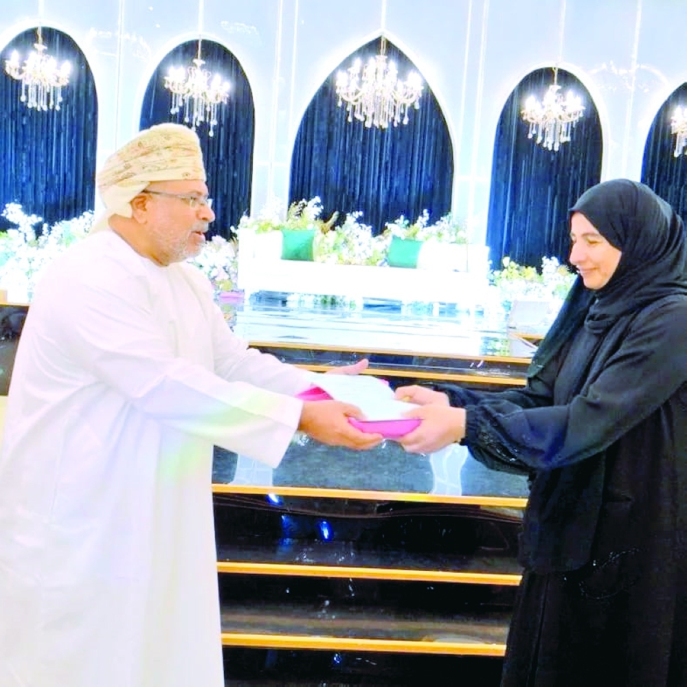 تكريم الدارسات بمركز محو الأمية في السويق