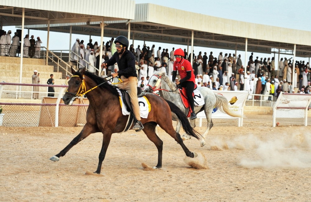 ثلاثة أشواط مثيرة في سباق ثمريت الأول للخيل