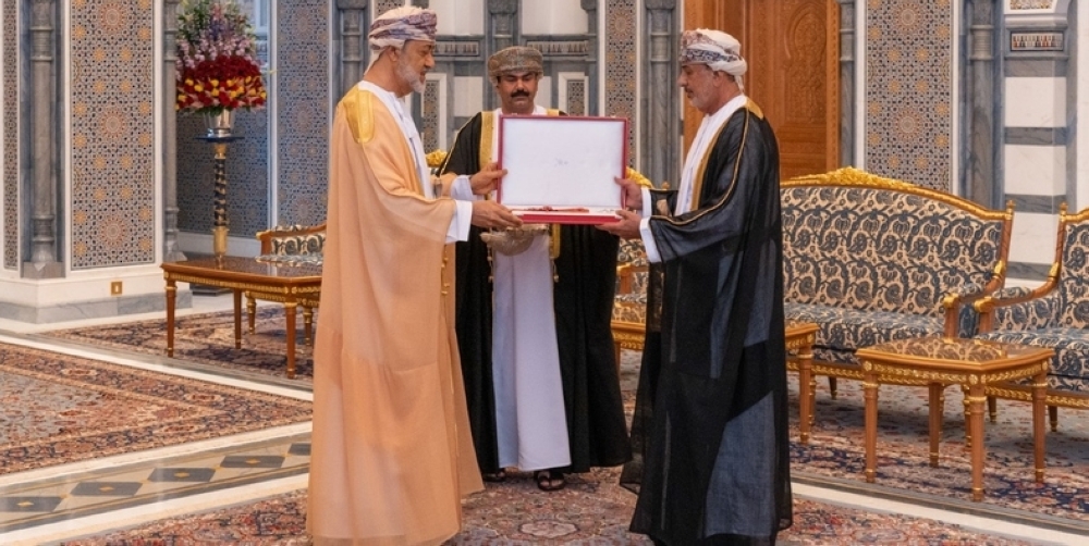 جلالةُ السُّلطان يمنح وسام عُمان المدني لرئيس المراسم السُّلطانية السابق