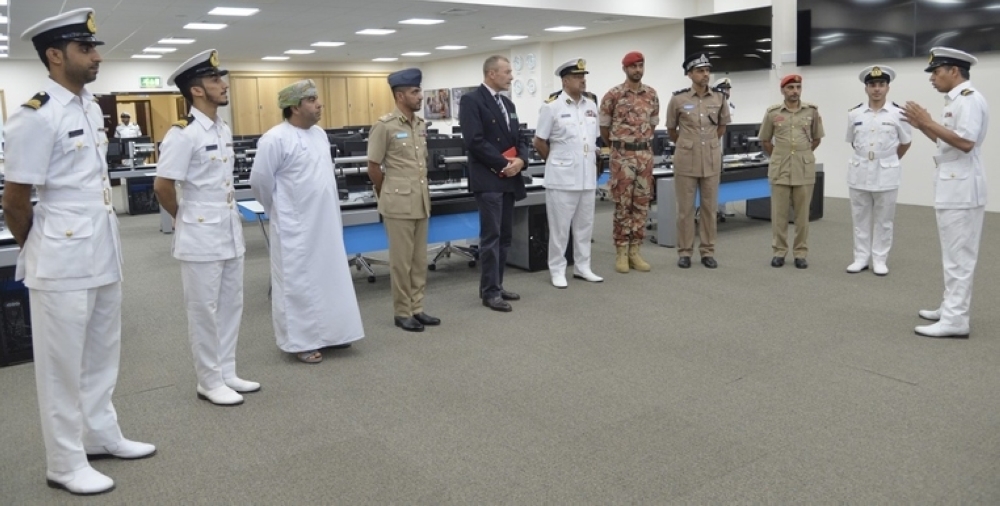 آمر كلية ساند هيرست العسكرية يزور مركز الأمن البحري