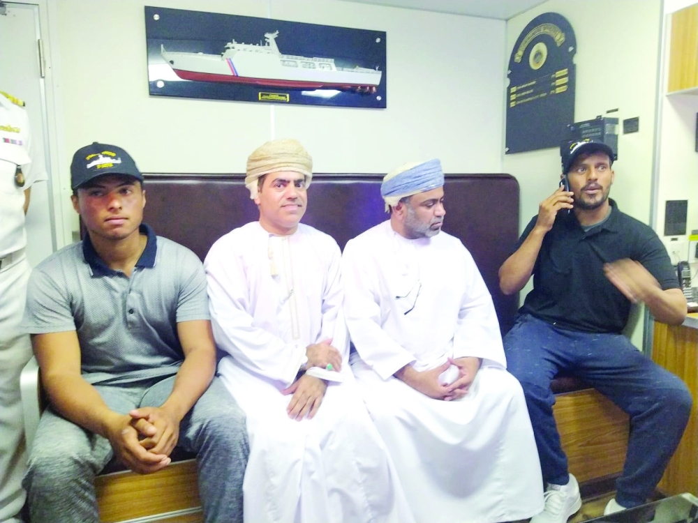 المفقودان علي وسالم .. يرويان لـ “عمان” حكاية 10 أيام في بحر العرب