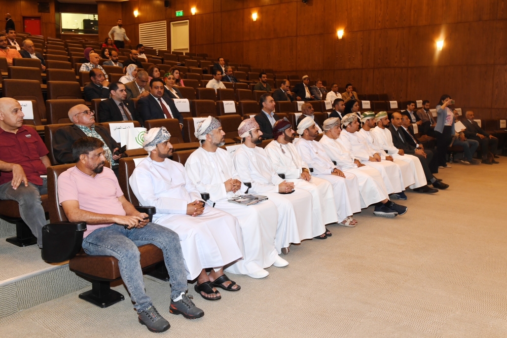 وفد غرفة شمال الباطنة يزور عددا من المؤسسات التجارية المصرية